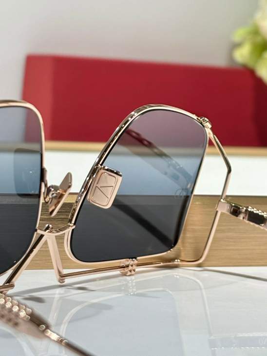 Picture of Valentino Sunglasses _SKUfw66211242fw